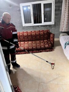 hatay-samandagda-yerlesim-yerine-giren-yilan-itfaiyece-yakalanip-dogaya-birakildi-f77bwH5T